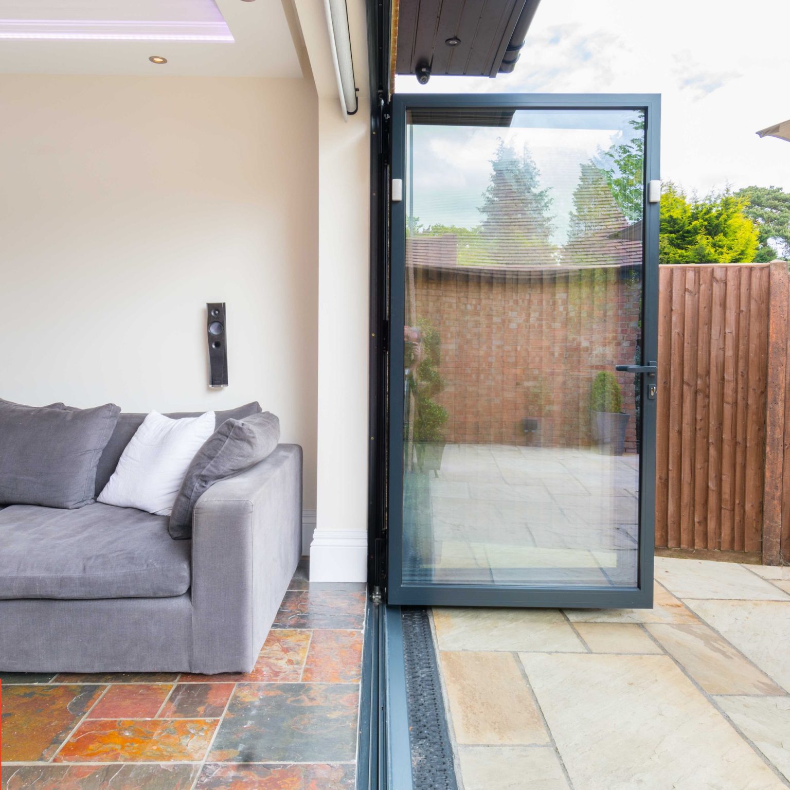 aïr 800 bifolding doors folded open