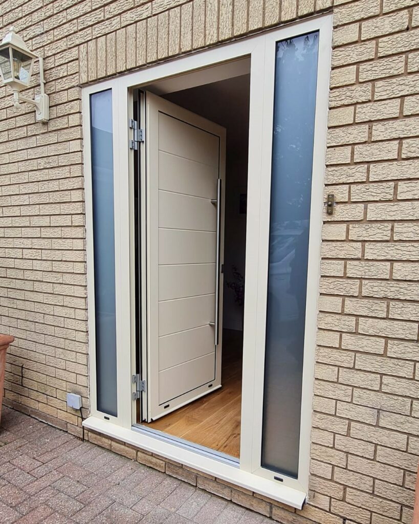Dutemann haus aluminium front door in a new build house