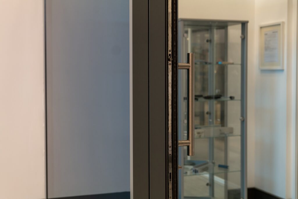 Close up picture of Sunflex sliding doors flush stacking