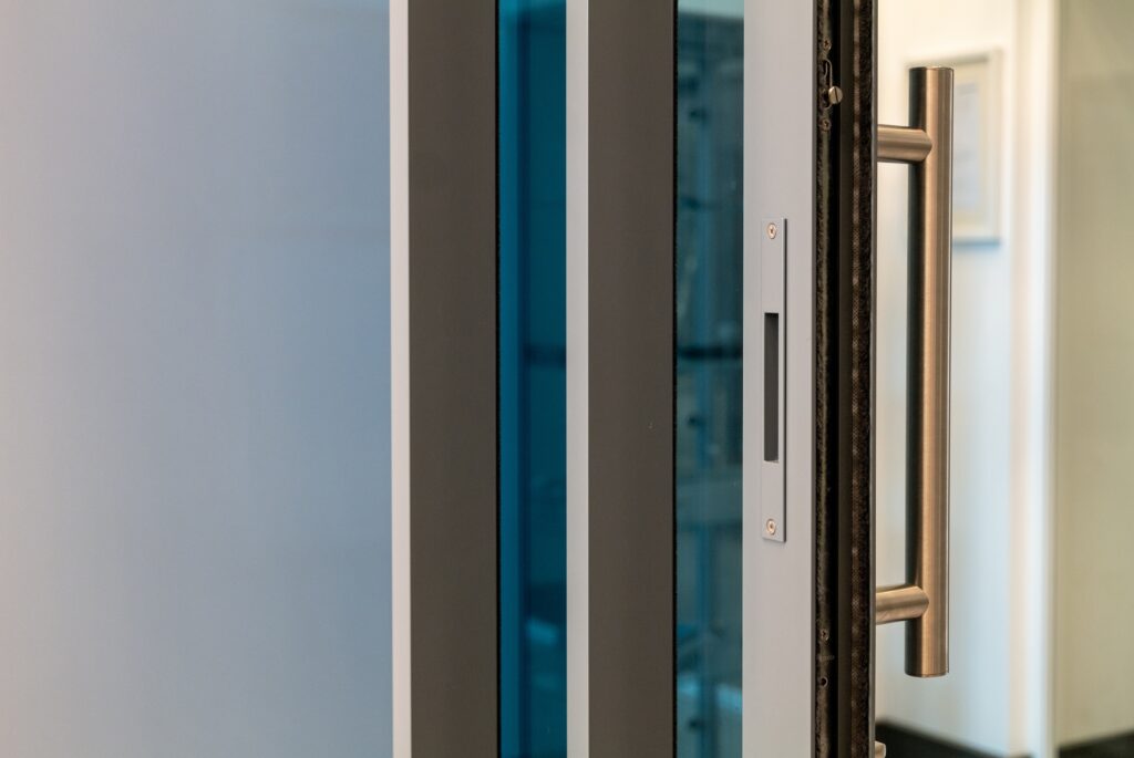 Close up picture of Sunflex sliding doors flush stacking